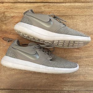 Nike Roshe gray 7